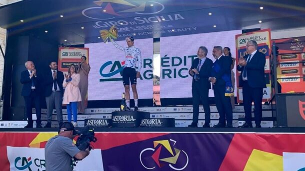 Premiazione Giro Sicilia Ghisellini Condirettore Credit Agricole